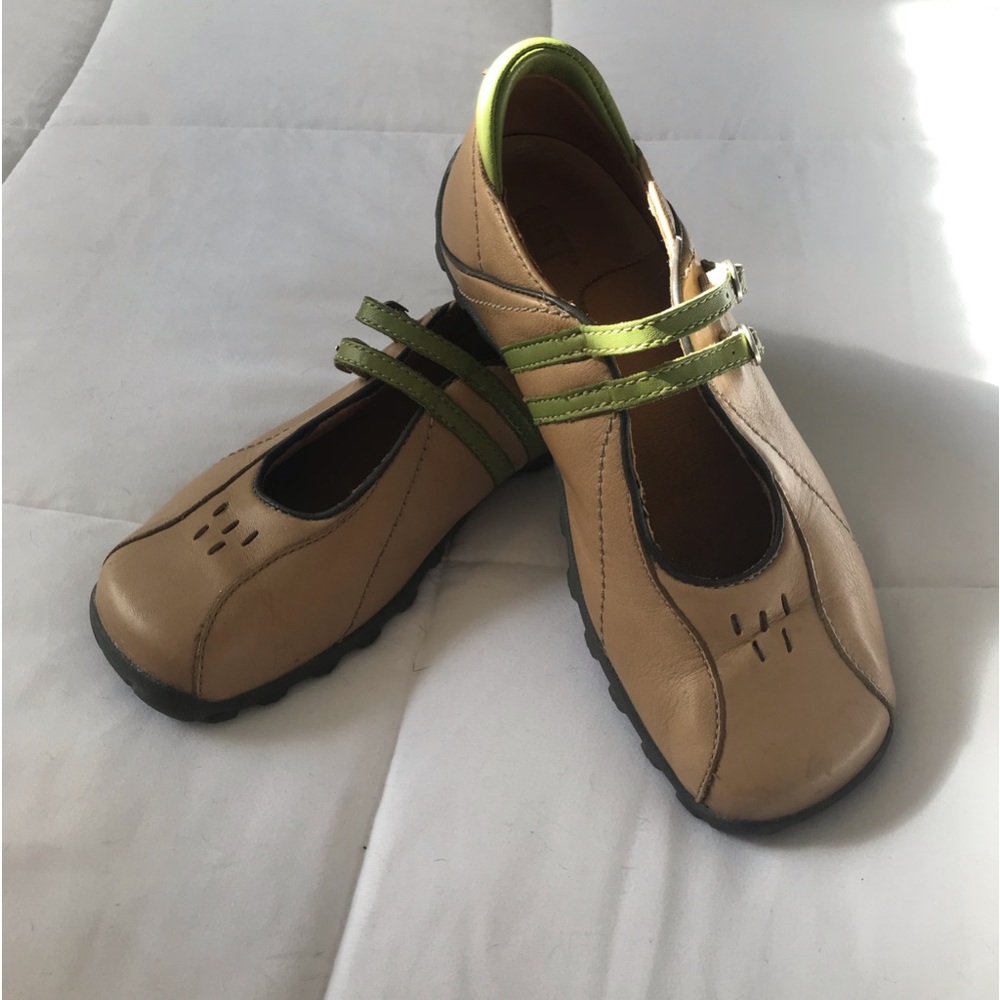 NWOT Caterpillar Inc. Mary Janes. Size 6. - Picture 12 of 16